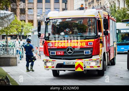 Madrid, Spagna - 18 settembre 2020: I vigili del fuoco della città di Madrid risolvono un'emergenza. Foto Stock