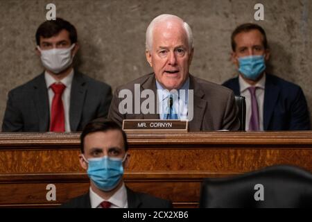 Washington, Stati Uniti. 30 settembre 2020. John Cornyn (R-TX) pone domande all'ex direttore dell'FBI James come testimonia a distanza davanti al Comitato giudiziario del Senato durante un'audizione di supervisione per esaminare l'indagine sull'uragano Crossfire a Washington DC., mercoledì 30 settembre 2020. Foto di Ken Cedeno/UPI Credit: UPI/Alamy Live News Foto Stock