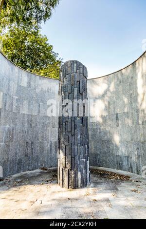 Monumento vicino al Cimitero Ebraico alle vittime ebraiche e polacche assassinate durante l'occupazione di Hitler nella seconda guerra mondiale, Varsavia, Polonia Foto Stock
