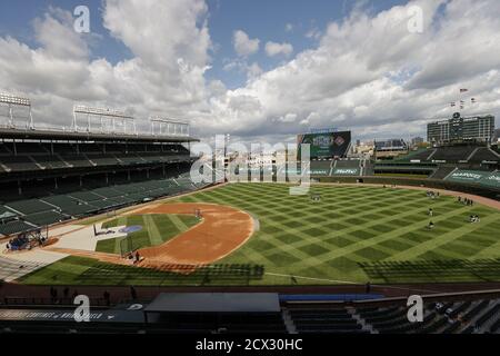 Chicago, Stati Uniti. 30 settembre 2020. I giocatori di Miami Marlins si riscaldano prima del gioco di carte selvatiche NL contro i Chicago Cubs al Wrigley Field mercoledì 30 settembre 2020 a Chicago. Foto di Kamil Krzaczynski/UPI Credit: UPI/Alamy Live News Foto Stock