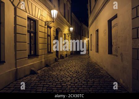 Retezova Street a Praga di notte, un misterioso, spooky, Creepy, Dark Cobblestone Alley Foto Stock