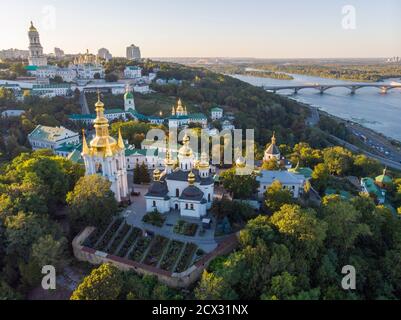 Veduta aerea di Pechersk Lavra a Kiev. Un sito patrimonio mondiale dell'UNESCO in Ucraina Foto Stock