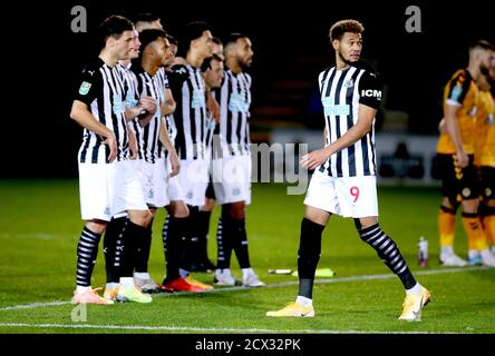 Joelinton (a destra) di Newcastle United torna indietro dopo aver visto il suo colpo essere salvato durante il tiro di penalità fuori dalla partita di quarta partita della Carabao Cup a Rodney Parade, Newport. Foto Stock