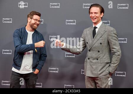 Amburgo, Germania. 30 settembre 2020. Sven Bohse (l), regista, e August Wittgenstein, attore, vengono alla prima del film televisivo 'il Segreto del Totenwald' a Filmfest Hamburg. Credit: Georg Wendt/dpa/Alamy Live News Foto Stock