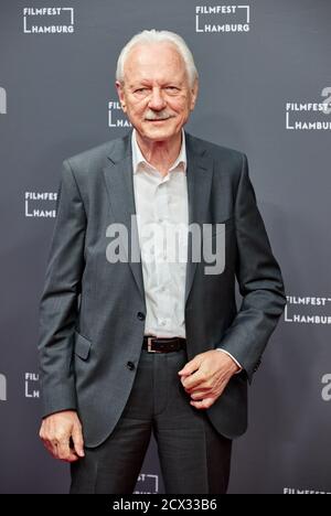Amburgo, Germania. 30 settembre 2020. Wolfgang Sielaff, testimone contemporaneo, arriva alla prima del film televisivo 'il segreto del Totenwald' al Festival del Cinema di Amburgo. Credit: Georg Wendt/dpa/Alamy Live News Foto Stock