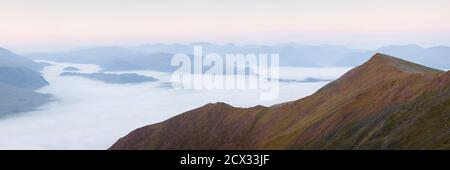 Un misty panorama all'alba su Gategill cadde, visto dalla cima di Blencathra, nel Distretto dei Laghi Inglesi Foto Stock