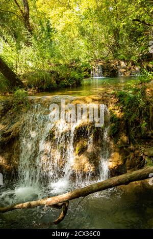 Kursunlu cascata vicino Antalya città in Turchia, natura viaggio sfondo, tempo di autunno Foto Stock