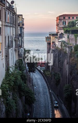 Via Luigi de Maio a Sorrento sulla Penisola Sorrentina Costa in serata tra le scogliere con vista di Il mare Foto Stock