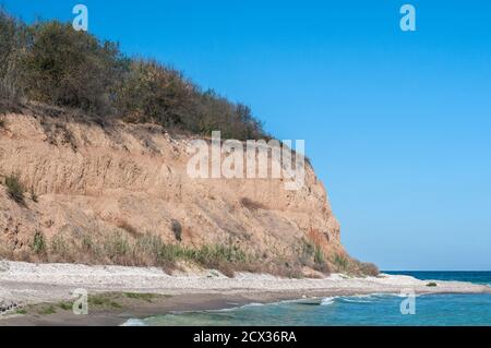 Effetti del mare erosione costiera con suolo argilloso Foto Stock