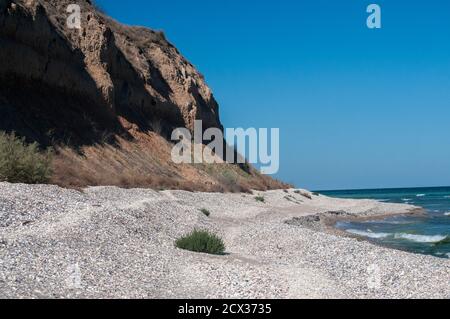 Effetti del mare erosione costiera con suolo argilloso Foto Stock