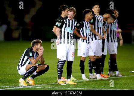 Joelinton (a sinistra) di Newcastle United reagisce dopo essere stato perso durante il tiro di penalità fuori dalla partita del quarto turno della Carabao Cup alla Rodney Parade, Newport. Foto Stock