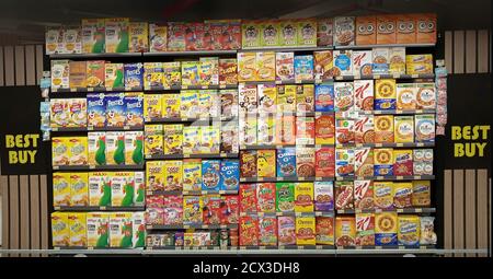 Scelta di cereali per la colazione esposti in un supermercato. Foto Stock