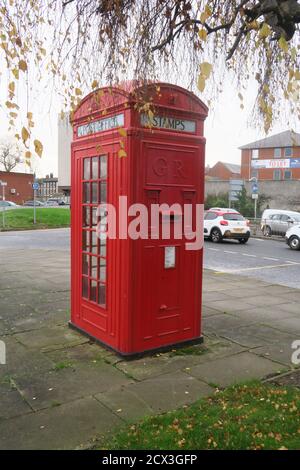 Warrington, Cheshire England, UK, UNA scatola telefonica K4. Solo 50 sono stati mai fatti, e solo 5 rimangono, tutti i quali hanno ordine di conservazione di grado 2 elencato. Sono stati installati tra il 1930 e il 1935 e costruiti da Carron and Co a Falkirk, Scozia. Erano un'ottima idea, ma molto rumoroso per chiunque usi il telefono all'interno della scatola, E l'umidità rovinato i francobolli appiccicosi sulle bobine all'interno della macchina.Designed da Sir Charles Gilbert Scott solo 5 dei 50 originali sopravvivono, questo a Warrington, altri a Bewdley (Worcestershire), Roos (East Yorkshire), Frodsham (Cheshire) Foto Stock