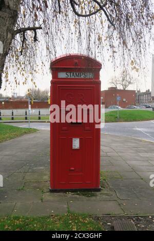 Warrington, Cheshire England, UK, UNA scatola telefonica K4. Solo 50 sono stati mai fatti, e solo 5 rimangono, tutti i quali hanno ordine di conservazione di grado 2 elencato. Sono stati installati tra il 1930 e il 1935 e costruiti da Carron and Co a Falkirk, Scozia. Erano un'ottima idea, ma molto rumoroso per chiunque usi il telefono all'interno della scatola, E l'umidità rovinato i francobolli appiccicosi sulle bobine all'interno della macchina.Designed da Sir Charles Gilbert Scott solo 5 dei 50 originali sopravvivono, questo a Warrington, altri a Bewdley (Worcestershire), Roos (East Yorkshire), Frodsham (Cheshire) Foto Stock