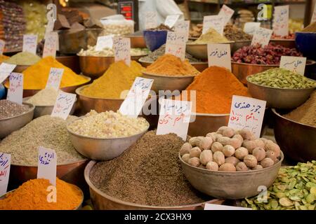 Erbe e spezie in vendita a Vakil bazaar, Shiraz, Iran Foto Stock