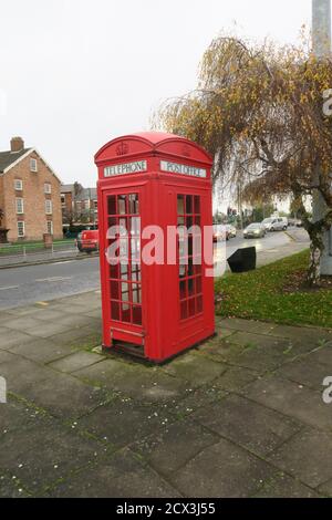 Warrington, Cheshire England, UK, UNA scatola telefonica K4. Solo 50 sono stati mai fatti, e solo 5 rimangono, tutti i quali hanno ordine di conservazione di grado 2 elencato. Sono stati installati tra il 1930 e il 1935 e costruiti da Carron and Co a Falkirk, Scozia. Erano un'ottima idea, ma molto rumoroso per chiunque usi il telefono all'interno della scatola, E l'umidità rovinato i francobolli appiccicosi sulle bobine all'interno della macchina.Designed da Sir Charles Gilbert Scott solo 5 dei 50 originali sopravvivono, questo a Warrington, altri a Bewdley (Worcestershire), Roos (East Yorkshire), Frodsham (Cheshire) Foto Stock