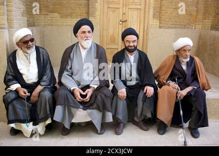 Teologi islamici in conversazione. Mullah a una madrassa, Shiraz, Iran. Madrese Khan Foto Stock