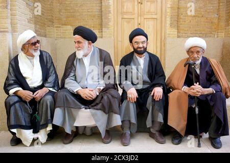 Teologi islamici in conversazione. Mullah a una madrassa, Shiraz, Iran. Madrese Khan Foto Stock