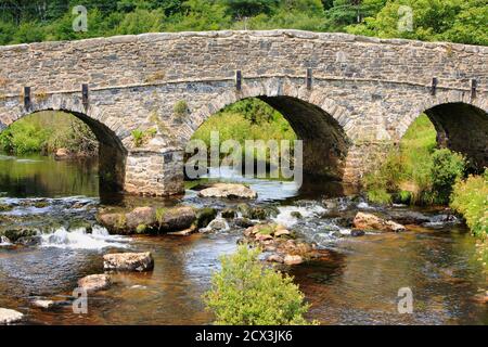 Postbridge a Dartmoor è un ponte pedonale e veicolare il piccolo flusso sottostante Foto Stock