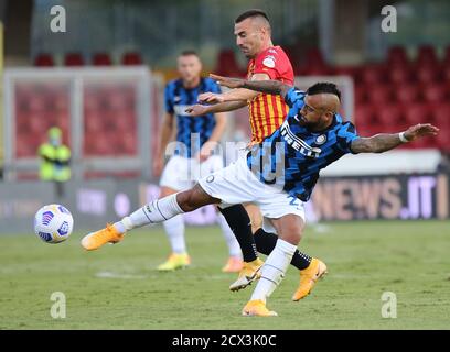 Benevento, Italia. 30 settembre 2020. Il centrocampista cileno di Inter Milan Arturo vidal combatte per la palla con il centrocampista di Benevento Gabriele Moncini durante la serie A Football Match Benevento Calcio vs FC Internazionale Milano. Inter ha vinto 5-2. Credit: Agenzia fotografica indipendente/Alamy Live News Foto Stock