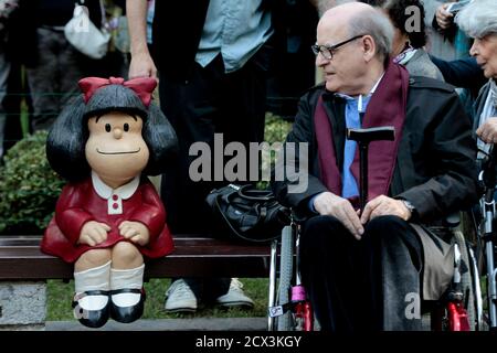 Oviedo, Principado de Asturias, España; 23/10/2014.- Archivio fotografico.Quino, creatore di Mafalda e il più internazionale cartoonista della lingua spagnola, muore. La scultura di Mafalda, nel parco di San Francisco a Oviedo, è stata svelata, il carattere internazionale del fumettista argentino e umorista Joaquín Salvador Lavado Tejón Quino, che ha ricevuto il Premio Principe delle Asturie 2014 per la comunicazione e le scienze umane per la sua dimensione universale Foto: Juan Carlos Rojas/Picture Alliance | utilizzo in tutto il mondo Foto Stock