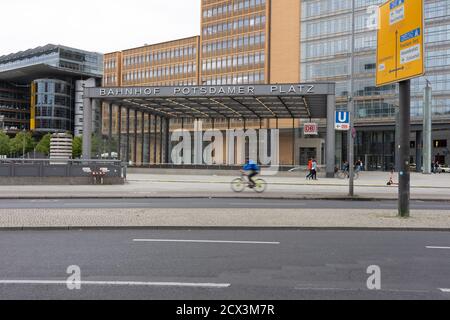 Potsdamer Platz stazione con ciclisti e pedoni Foto Stock