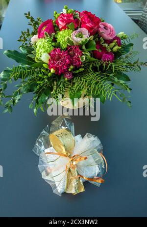 Natur, Pflanzen, Blumen, Blumenstrauss, Geburtstag, Geburtstagsstrauss, Rosen, Ranunkeln, Freesien, Schneebaelle, Geschenk, Geburtstagsgeschenk Foto Stock