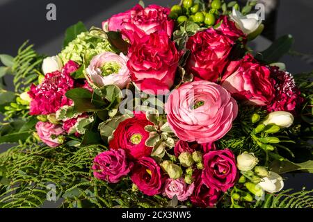 Natur, Pflanzen, Blumen, Blumenstrauss, Geburtstag, Geburtstagsstrauss, Rosen, Ranunkeln, Freesien Foto Stock