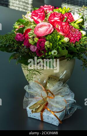 Natur, Pflanzen, Blumen, Blumenstrauss, Geburtstag, Geburtstagsstrauss, Rosen, Ranunkeln, Freesien, Geschenk, Geburtstagsgeschenk Foto Stock