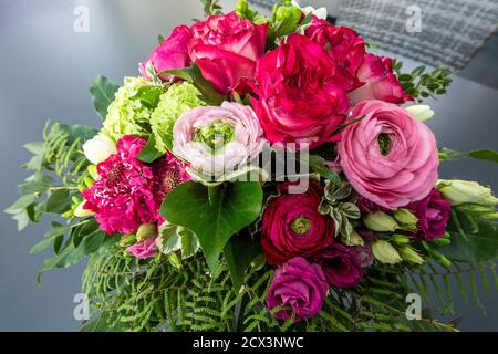 Natur, Pflanzen, Blumen, Blumenstrauss, Geburtstag, Geburtstagsstrauss, Rosen, Ranunkeln, Freesien Foto Stock