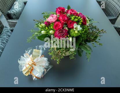 Natur, Pflanzen, Blumen, Blumenstrauss, Geburtstag, Geburtstagsstrauss, Rosen, Ranunkeln, Freesien, Geschenk, Geburtstagsgeschenk Foto Stock