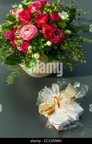 Natur, Pflanzen, Blumen, Blumenstrauss, Geburtstag, Geburtstagsstrauss, Rosen, Ranunkeln, Freesien, Geschenk, Geburtstagsgeschenk Foto Stock