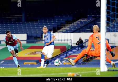 Il Richarlison di Everton (al centro) segna un gol prima che sia dispermesso per essere offside durante la quarta partita della Carabao Cup al Goodison Park di Liverpool. Foto Stock