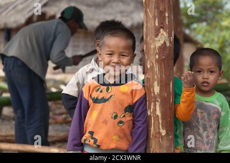 Luang Nattha Laos 12/24/2011 bambini nella regione tribale del nord-ovest Laos Foto Stock