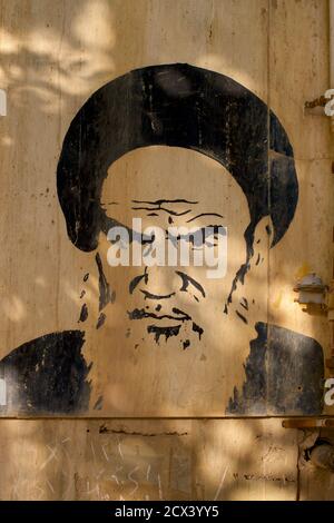 Ayatollah uhollah Khomeini, primo capo supremo della rivoluzione islamica su un murale a muro, Shiraz, Iran Foto Stock