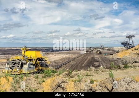 Macchine minerarie nella miniera a cielo aperto Welzow-Süd di Lusazia, Germania 2020. Foto Stock