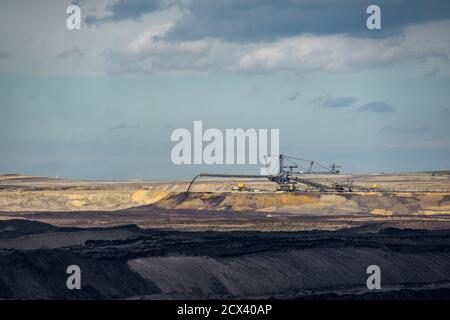 Macchine minerarie nella miniera a cielo aperto Welzow-Süd di Lusazia, Germania 2020. Foto Stock