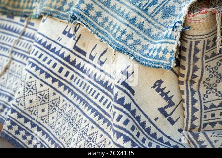 Tessuto tessuto con disegni geometrici e sceneggiatura islamica. Tappeti di preghiera, Yazd, Iran Foto Stock