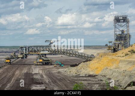 Macchine minerarie nella miniera a cielo aperto Welzow-Süd di Lusazia, Germania 2020. Foto Stock