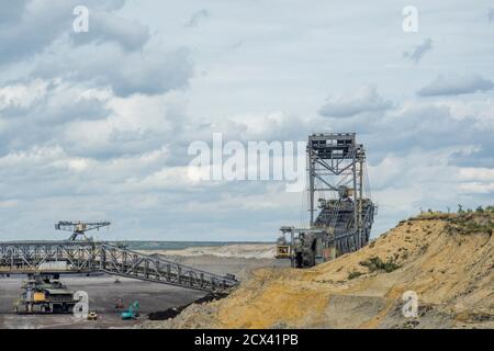 Macchine minerarie nella miniera a cielo aperto Welzow-Süd di Lusazia, Germania 2020. Foto Stock