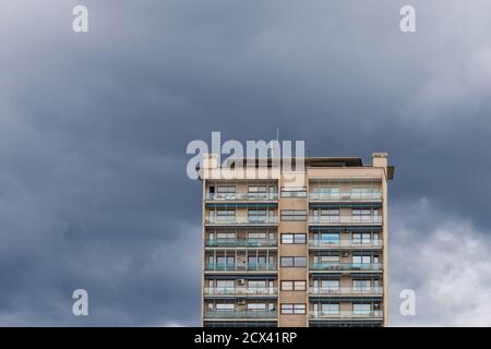 Edificio residenziale a più piani contro il cielo nuvoloso Foto Stock