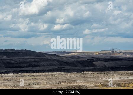 Macchine minerarie nella miniera a cielo aperto Welzow-Süd di Lusazia, Germania 2020. Foto Stock