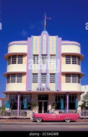USA, Florida, Contea di Dade, Miami, Miami Beach, Ocean Drive, edificio Art Deco con cadillac (m) Foto Stock