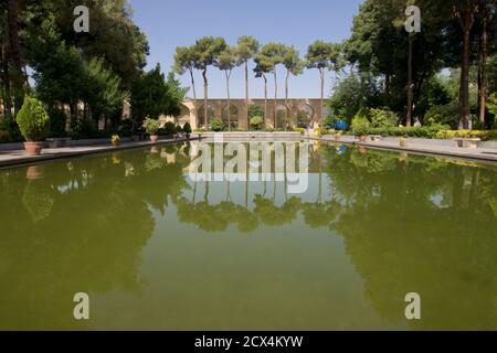 Grande piscina nei giardini del Palazzo Chehel Sotun, Isfahan, Iran Foto Stock