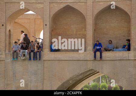 Il ponte Pol sul fiume Zayandeh, Isfahan, Iran centrale. Conosciuto anche come all?hverdi Khan Bridge Foto Stock