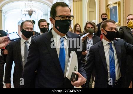 Washington, Stati Uniti. 30 settembre 2020. Il Segretario del Tesoro degli Stati Uniti Steven Mnuchin cammina dall'ufficio del leader di maggioranza del Senato Mitch McConnell (R-KY) al Campidoglio degli Stati Uniti mercoledì 30 settembre 2020 a Washington, DC. Mnuchin ha incontrato i democratici e i repubblicani sulla legislazione relativa agli aiuti al coronavirus. Foto di Ken Cedeno/UPI Credit: UPI/Alamy Live News Foto Stock