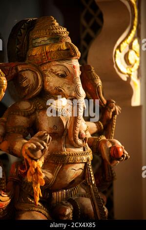 Statua di legno scolpito di Ganesh in luce solare calda, Udaipur, Rajasthan, India Foto Stock