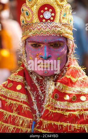 Mendicante indiano vestito da figura religiosa indù. Pushkar, Rajasthan, India Foto Stock