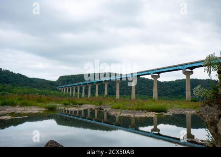 Il Ponte del Bosco Norman sul Fiume Susquehanna si riflette In un piccolo corpo d'acqua in un giorno nuvoloso Foto Stock