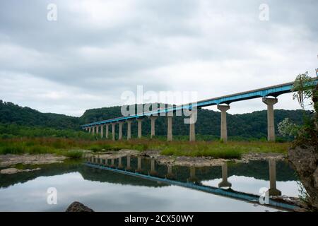 Il Ponte del Bosco Norman sul Fiume Susquehanna si riflette In un piccolo corpo d'acqua in un giorno nuvoloso Foto Stock